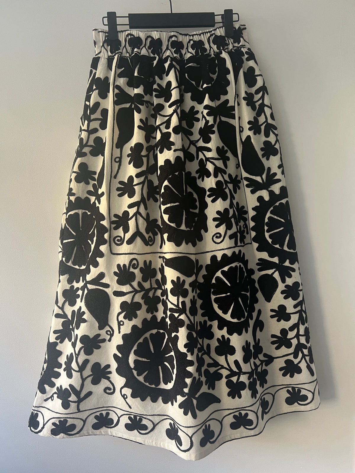 Embroidered Sozani Pattern Full Skirt - Black And Off White